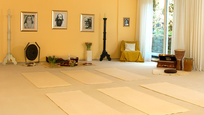 Yogaraum in Krefeld. Kurse für Anfänger und Fortgeschrittene.
